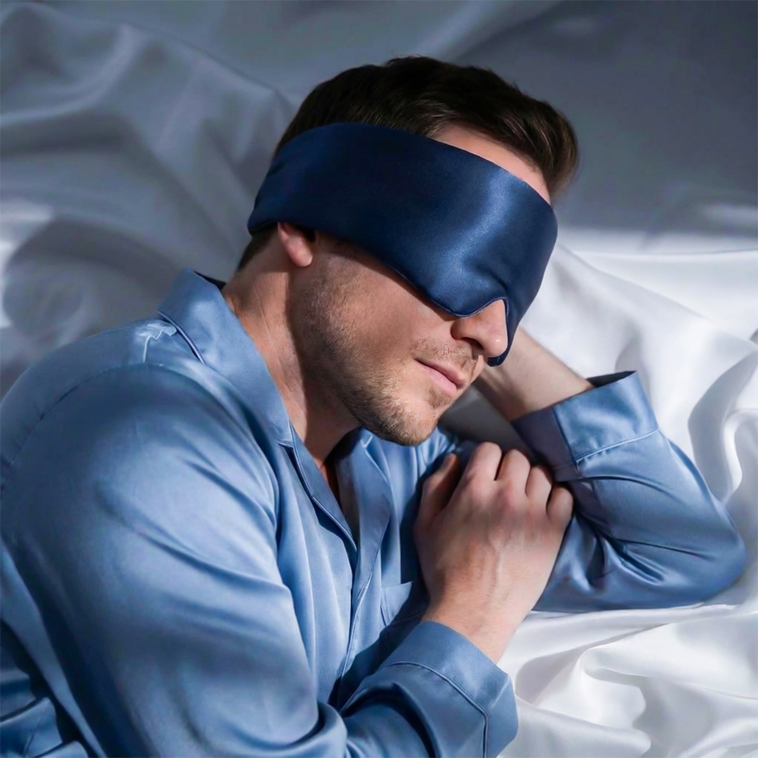 Mann schläft mit Ronchus Schlafmaske